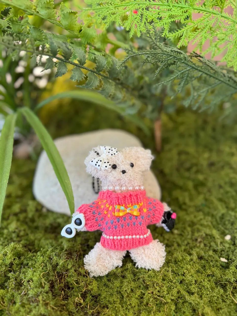 진주 목걸이를 단 분홍 니트 곰 인형 키링