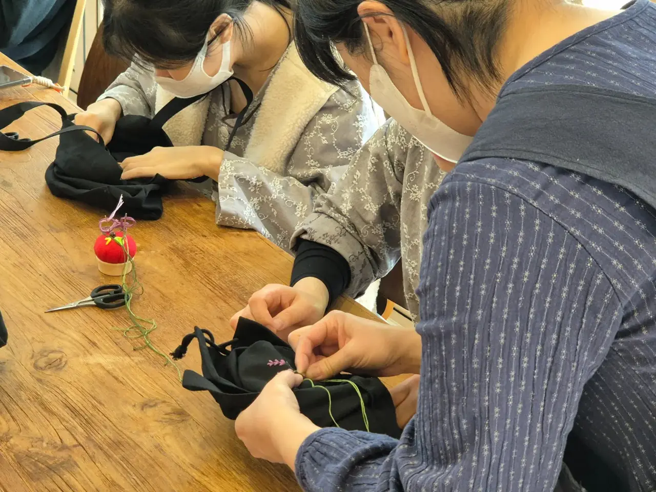 검정 복주머니에 꽃 자수 작업