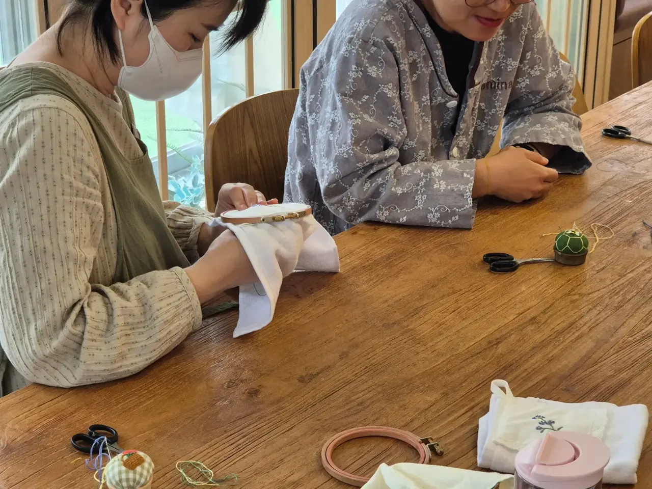 수건에 자수를 놓는 강사와 환우