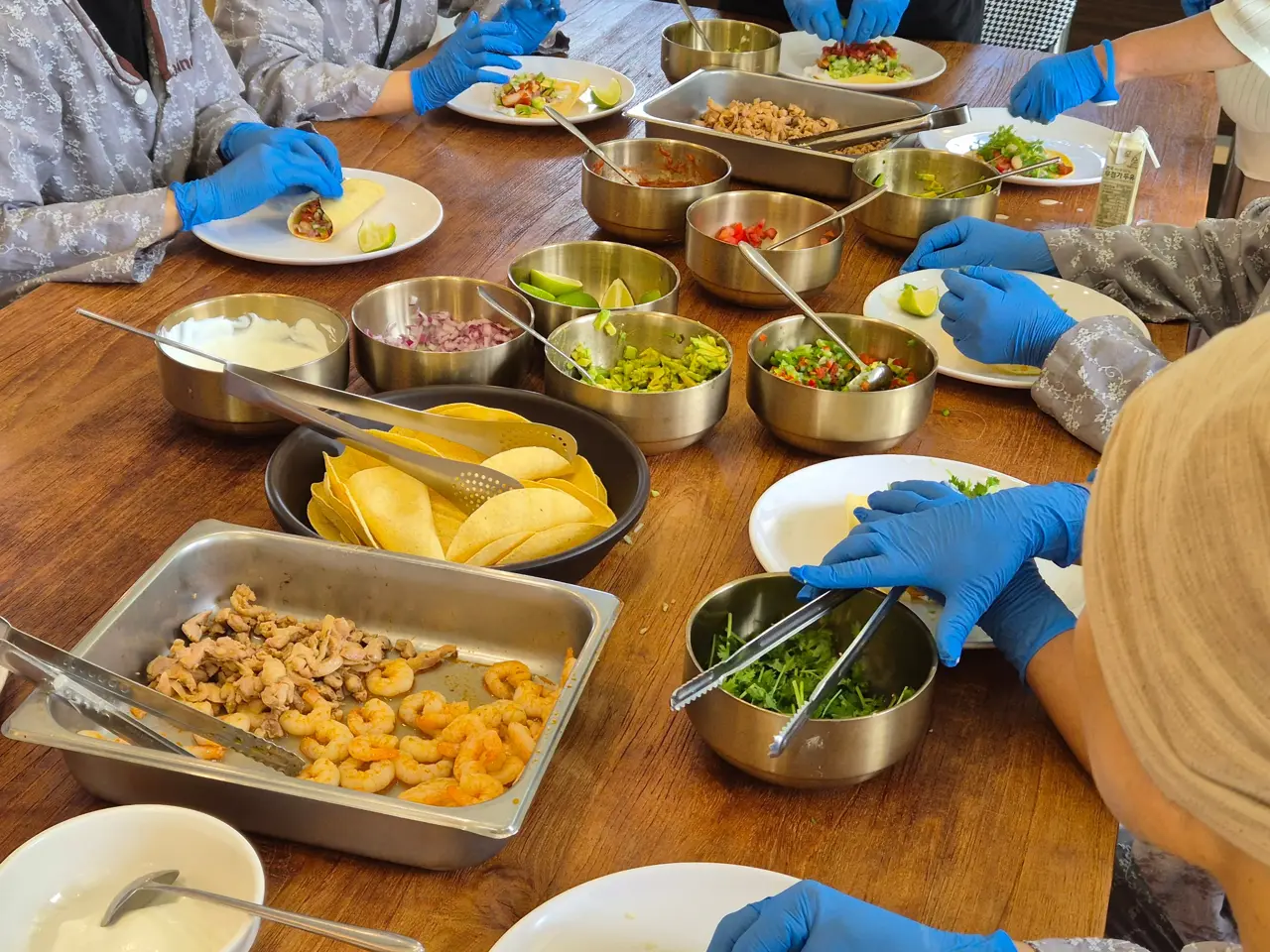새우와 닭고기, 토르티야로 타코를 만드는 테이블
