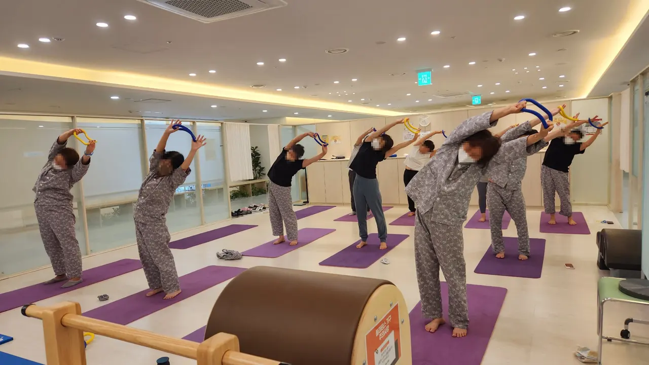 GX룸에서 함께하는 아침 스트레칭 시간